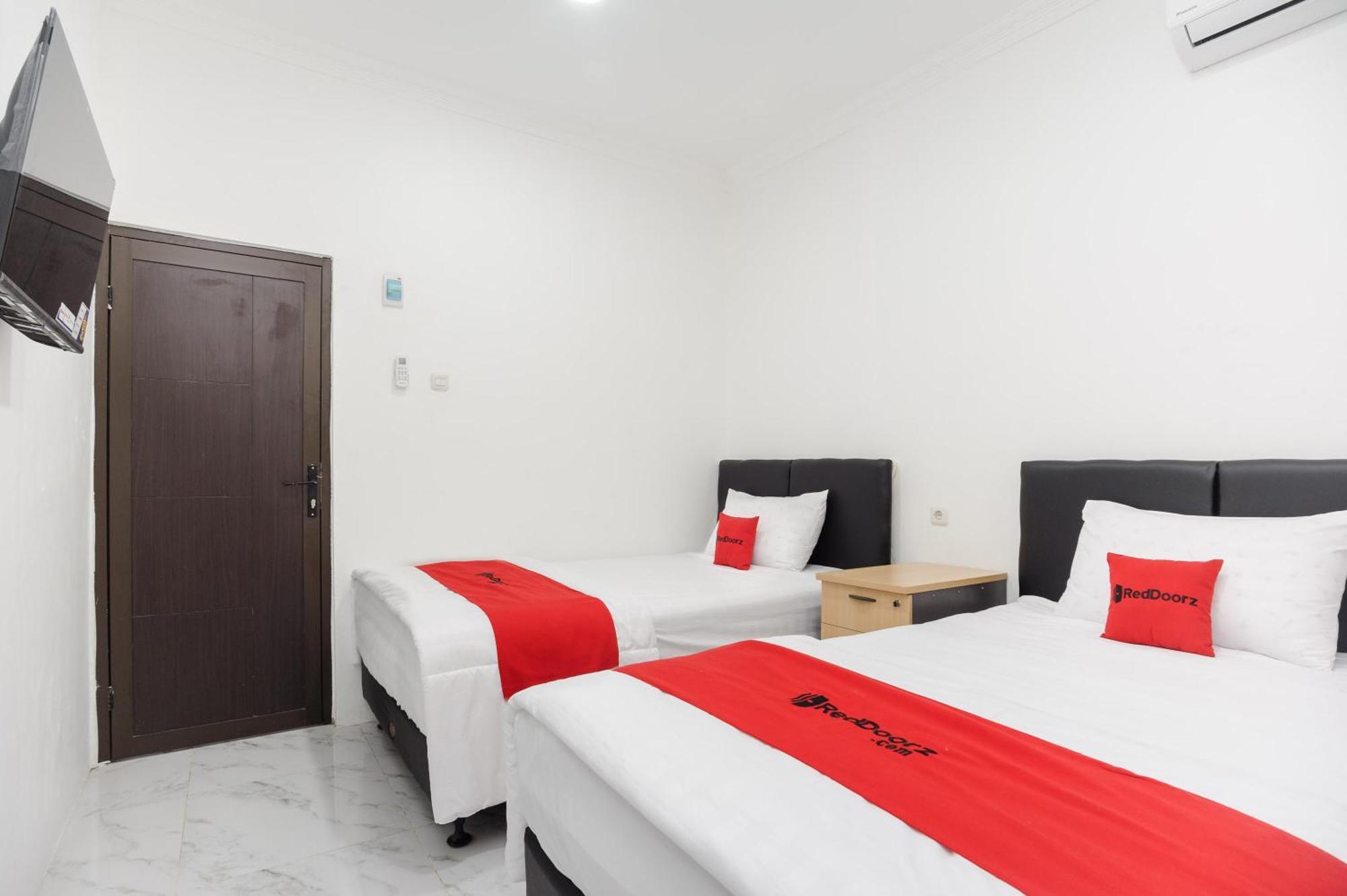 Reddoorz Syariah @ Sakura Hotel Jatiwaringin Bekasi Extérieur photo