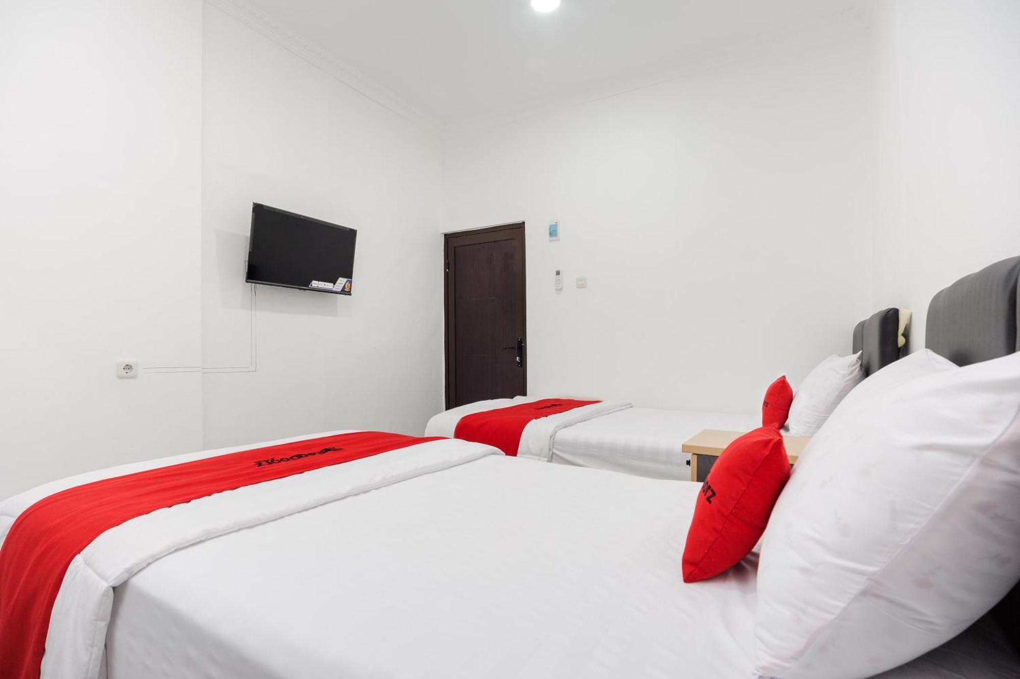 Reddoorz Syariah @ Sakura Hotel Jatiwaringin Bekasi Extérieur photo