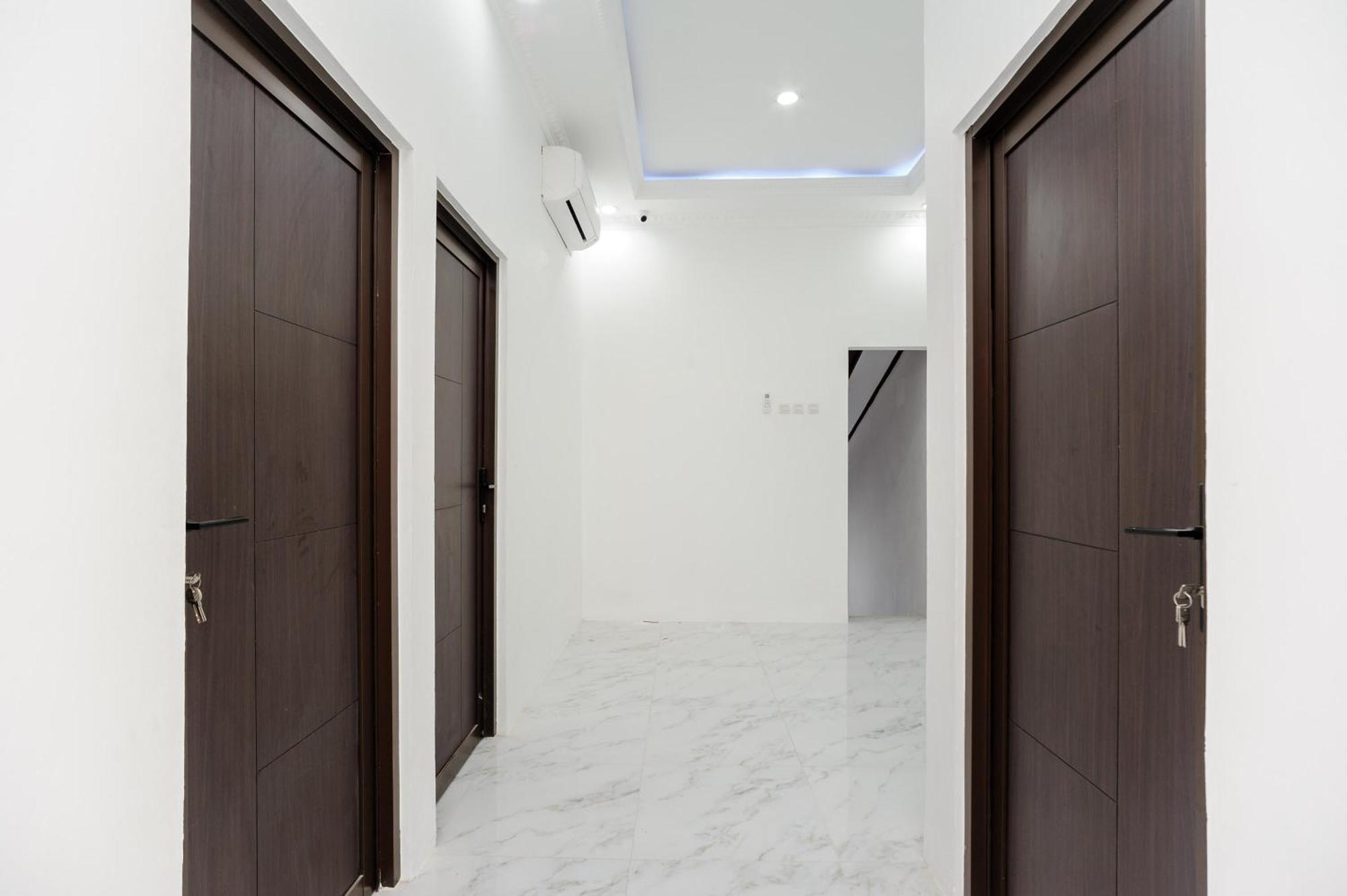 Reddoorz Syariah @ Sakura Hotel Jatiwaringin Bekasi Extérieur photo