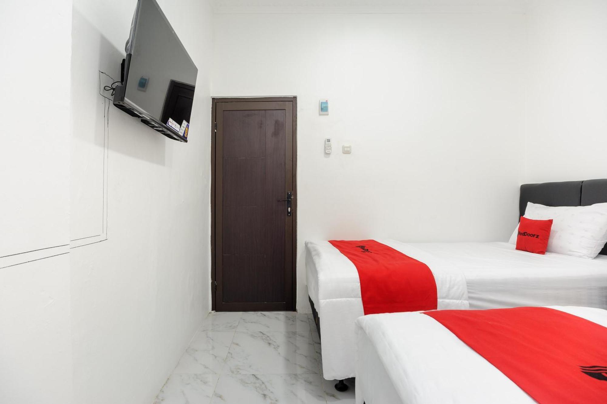 Reddoorz Syariah @ Sakura Hotel Jatiwaringin Bekasi Extérieur photo