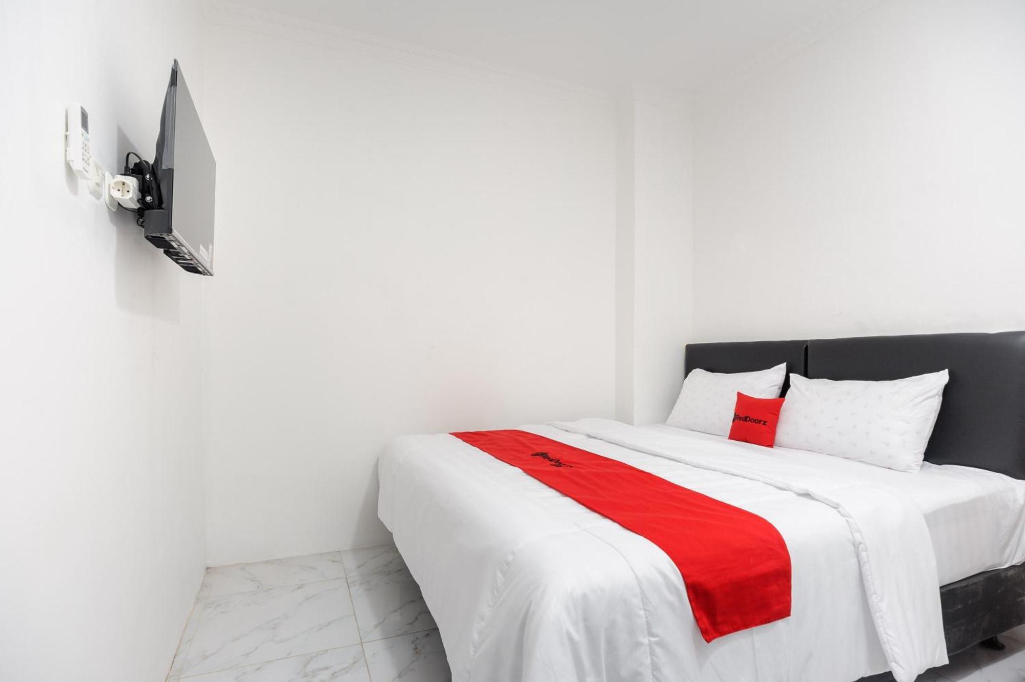Reddoorz Syariah @ Sakura Hotel Jatiwaringin Bekasi Extérieur photo