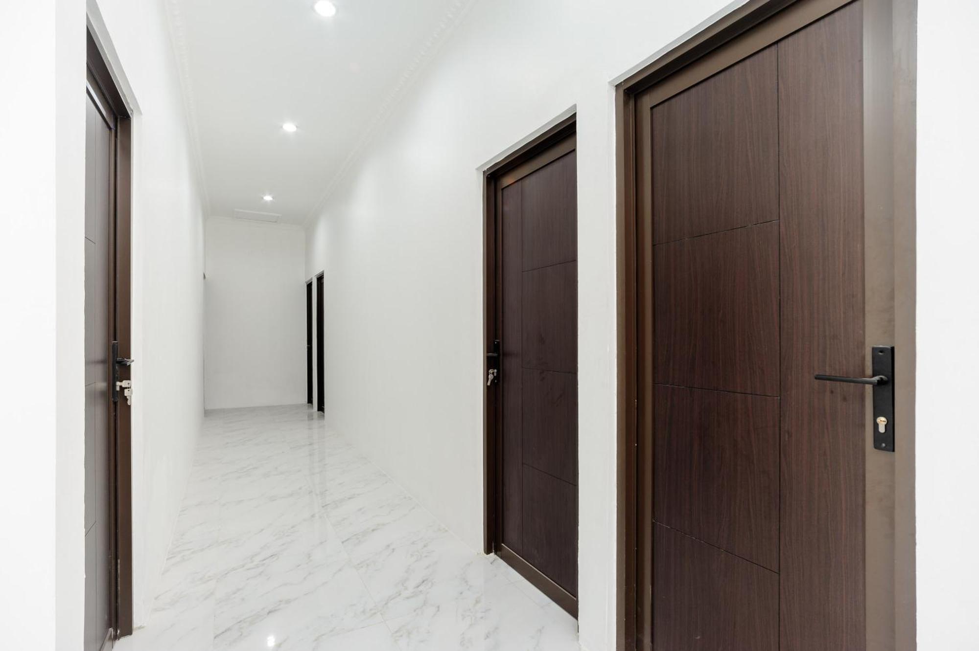 Reddoorz Syariah @ Sakura Hotel Jatiwaringin Bekasi Extérieur photo